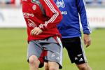 Træning. Morten Olsen har haft Daniel Agger under sine vinger i mere end ti år. Her ses de til en træning. 