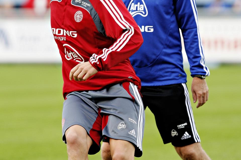 Træning. Morten Olsen har haft Daniel Agger under sine vinger i mere end ti år. Her ses de til en træning. 