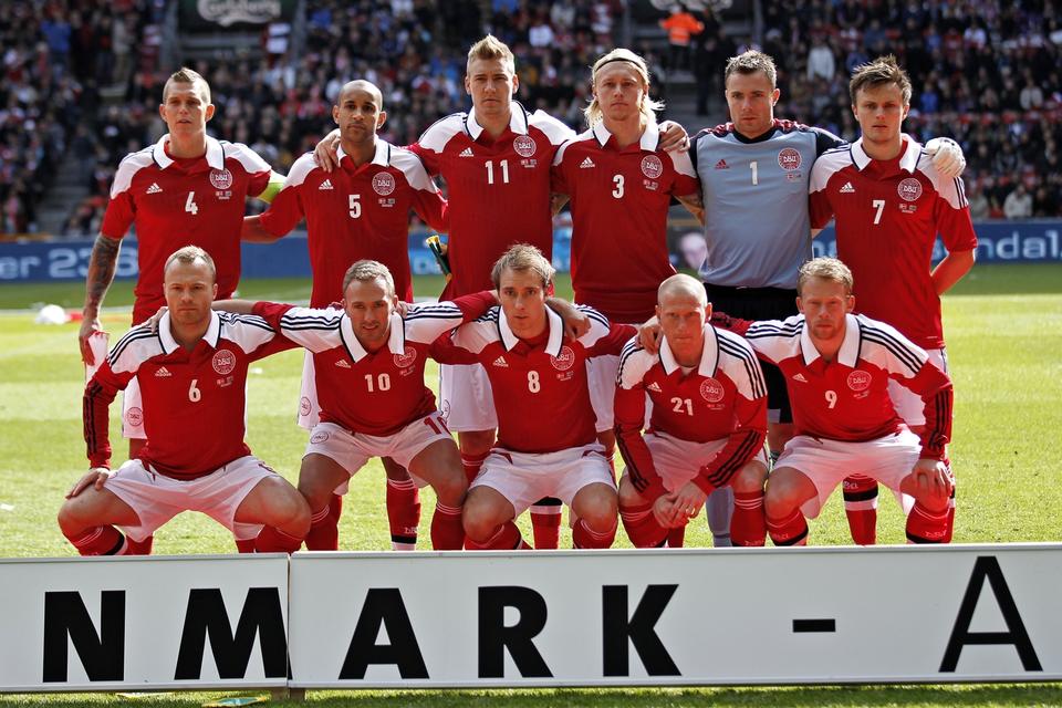 Venskabskamp. Danmark slår Australien 2-0. Her ses Agger med landsholdskammeraterne. Holdopstilling. Daniel Agger, Simon Busk Poulsen, Nicklas Bendtner, Simon Kjær, Stephan Andersen og William Kvist og forrest Lars Jacobsen, Dennis Rommedahl, Christian Eriksen, Niki Zimling og Michael Krohn-Dehli. 