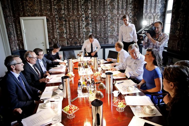 AFtale. Finansminister Claus Hjort Frederiksen og sundheds- og ældreminister Sophie Løhde forhandler med formand for Regionerne Bent Hansen. 