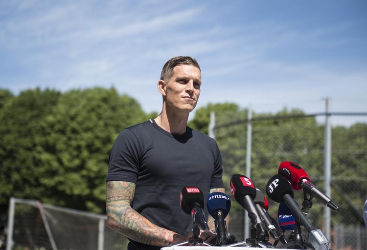 Farvel. På et pressemøde i ungdomsklubben Rosenhøj i Hvidovre fortalte Daniel Agger, at han indstiller karrieren. 