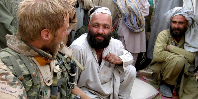 MØDE. Dansk soldat i snak med lokale i Afghanistan. Arkivfoto: Jacob Svendsen 