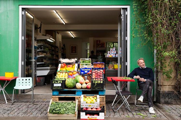 LANDSBY. Rasmus Botoft værdsætter sit hood. Indkøb skal aldrig bare overstås. Han nyder at hænge ud hos Emil fra Mercato og de andre handlende, hvis udbud har stor indflydelse på, hvad madelskeren ender med at købe. 