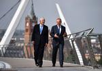 EU-TILHÆNGERE. John Major og Tony Blair spadserer på Fredsbroen, som forbinder unionisterne i Waterside-kvarteret med Cityside-områdets republikanere. 