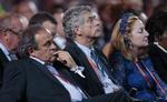 Venner. Den spanske fodboldleder Angel Maria Villar Llona (i midten) er tæt allieret med den nu bandlyste og skandaliserede Uefa-præsident Michel Platini - nu efterforskes spanieren selv for måske at have medvirket til stemmefusk i forbindelse med valget af VM-vært i 2022. Arkivfoto: Ivan Sekretarev/AP 