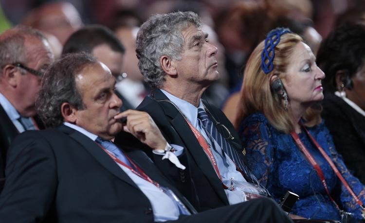 Venner. Den spanske fodboldleder Angel Maria Villar Llona (i midten) er tæt allieret med den nu bandlyste og skandaliserede Uefa-præsident Michel Platini - nu efterforskes spanieren selv for måske at have medvirket til stemmefusk i forbindelse med valget af VM-vært i 2022. Arkivfoto: Ivan Sekretarev/AP 