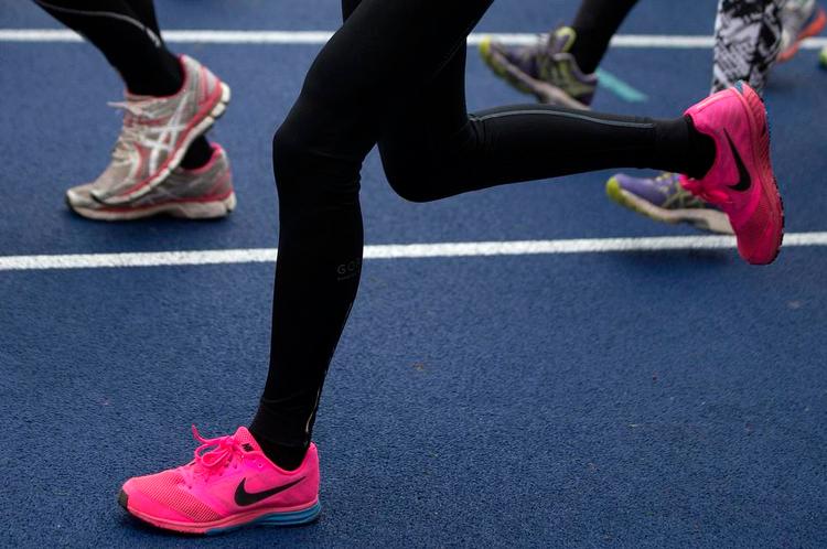 Løbermave. En ivrig løber spørger om det er normalt, at tarmen kan blive stresset ved intensiv træning og reagere med blod i afføringen. 