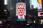 Frontfigur. Hans-Ole Jochumsen blev i 2014 eneste udlænding i Nasdaqs koncerndirektion og fik i den anledning sit ansigt blæst op på Nasdaqs søjle på Times Square i New York. Han har tidligere været direktør for Københavns Fondsbørs, der blev købt af Nasdaq i 2007. 