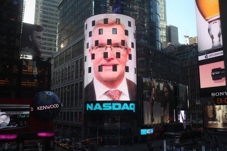 Frontfigur. Hans-Ole Jochumsen blev i 2014 eneste udlænding i Nasdaqs koncerndirektion og fik i den anledning sit ansigt blæst op på Nasdaqs søjle på Times Square i New York. Han har tidligere været direktør for Københavns Fondsbørs, der blev købt af Nasdaq i 2007. 
