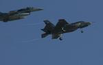 Indkøb. Regeringen er sammen med Socialdemokraterne, Radikale Venstre og Liberal Alliance blevet enige om at købe 27 F-35 fly. Højst opsigtsvækkende kan hverken de Konservative eller SFstøtte aftalen. 