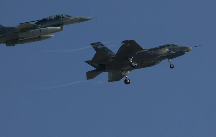 Indkøb. Regeringen er sammen med Socialdemokraterne, Radikale Venstre og Liberal Alliance blevet enige om at købe 27 F-35 fly. Højst opsigtsvækkende kan hverken de Konservative eller SFstøtte aftalen. 