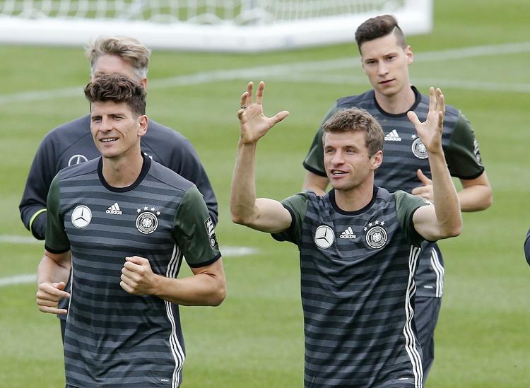 Favoritter. Thomas Müller og Mario Gomez er to af de offensive tyske trumfkort. 
