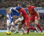 teamwork. Daniel Agger ordner Evertons Gerard Deulofeu, mens Steven Gerrard ser på. 