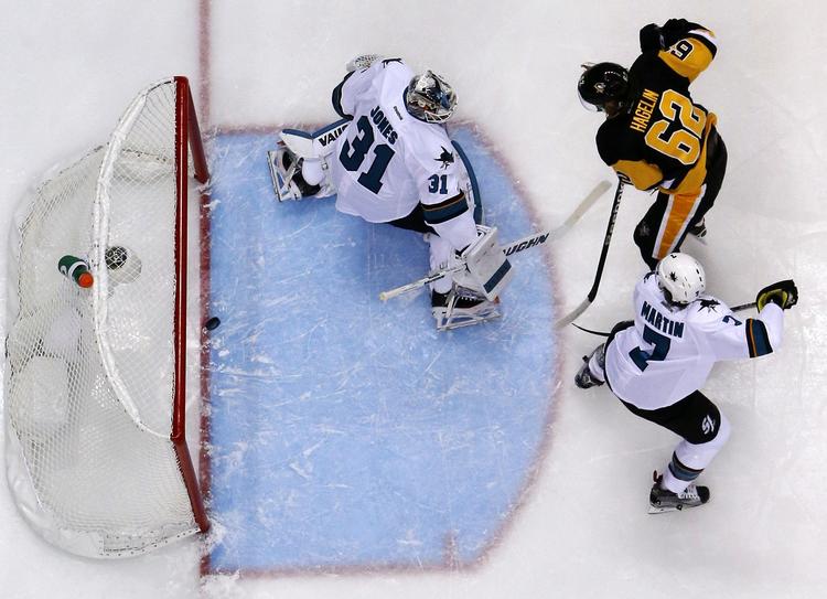 Ishockey. Pittsburgh Penguins' Carl Hagelin udspiller San Jose Sharks-målmanden Martin Jones. 