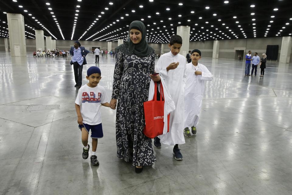 I går blev der afholdt en tværreligiøs ceremoni for Muhammad Ali i Freedom Hall. Ruqaya Ali deltog sammen med sine børn. 
