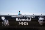 AFSKED. Et banner er hængt på en gangbro i Louisville op til afskedsceremonierne med Muhammed Ali. 