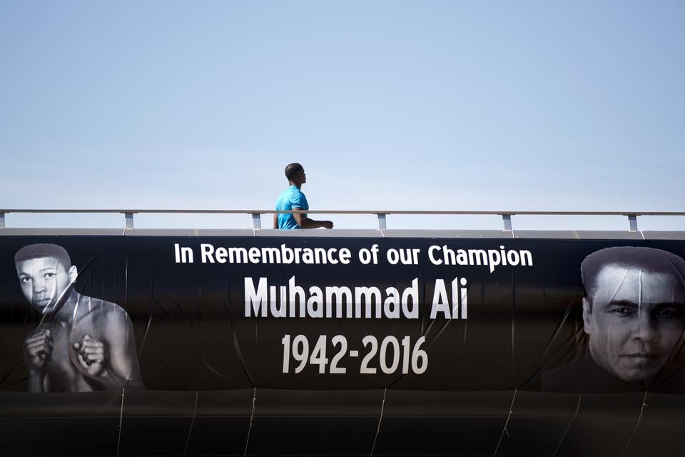 AFSKED. Et banner er hængt på en gangbro i Louisville op til afskedsceremonierne med Muhammed Ali. 