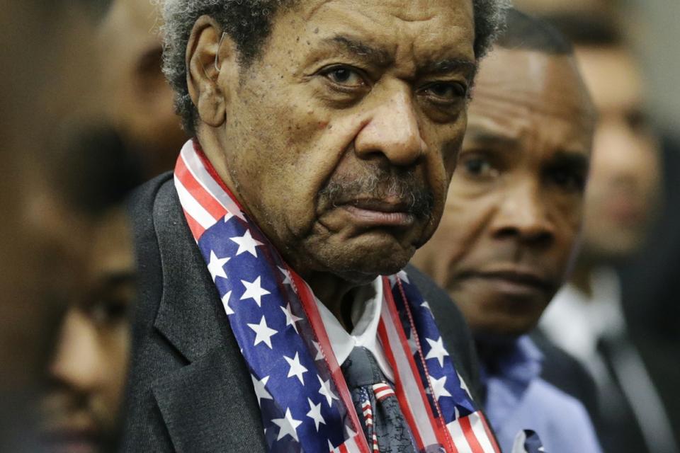 Boksepromotor Don King og den tidligere boksemester Sugar Ray Leonard deltog. 