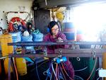 Skyts. Musiker og performer Ying-Hsueh Chen fra Taiwan er en af de tre operatører, der skal spille på raketmotor, mens den franske sækkepibevirtuos Erwan Keravec giver den gas i Fælledparken lørdag fra kl. 18.
