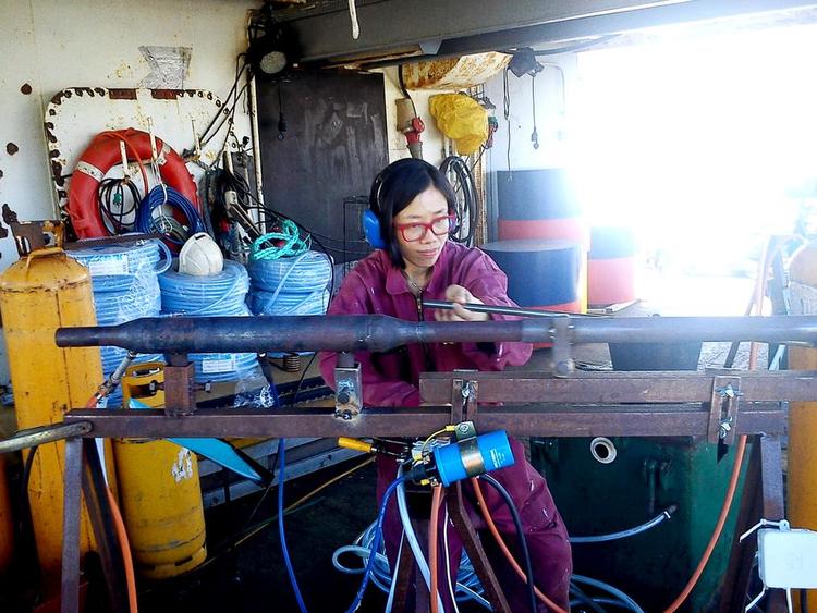 Skyts. Musiker og performer Ying-Hsueh Chen fra Taiwan er en af de tre operatører, der skal spille på raketmotor, mens den franske sækkepibevirtuos Erwan Keravec giver den gas i Fælledparken lørdag fra kl. 18.