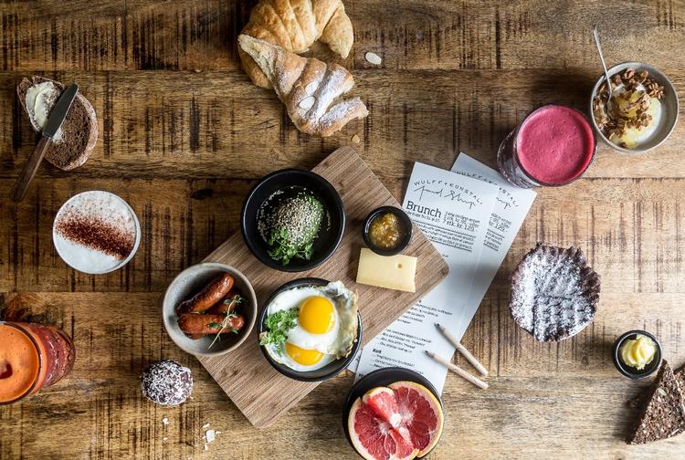 Brunch. Sådan ser den altså ud. Eller - ikke helt, for Wulff + Konstali udskiftede for nyligt deres menukort, ligesom priserne er røget et hak i vejret. 