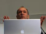 Den 61-årige Tim Berners-Lee, der anses for at være faderen bag the World Wide Web, har planer om at lave et nyt netværk, der gør det nemmere at forblive anonym og uafhængig af de store spillere som Google og Amazon. 