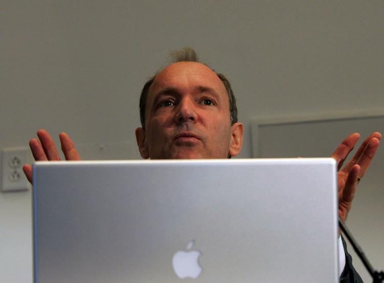 Den 61-årige Tim Berners-Lee, der anses for at være faderen bag the World Wide Web, har planer om at lave et nyt netværk, der gør det nemmere at forblive anonym og uafhængig af de store spillere som Google og Amazon. 