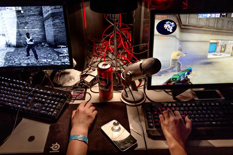 De unge taler om afhængighed, men det er i en positiv betydning. De snakker om et ’addictive gameplay’ – og det er et spil med et godt narrativ. 