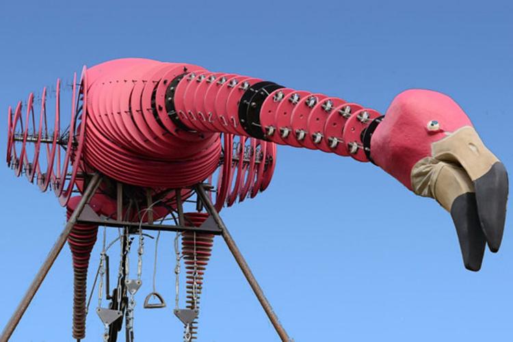 FUGLEFLUGT. Den tårner over både mennesker og huse, den store flamingo, som den franske teatergruppe Compagnue Machtierns tager med til Puppet Junior-festivalen. Pr-foto: Puppet Junior 
