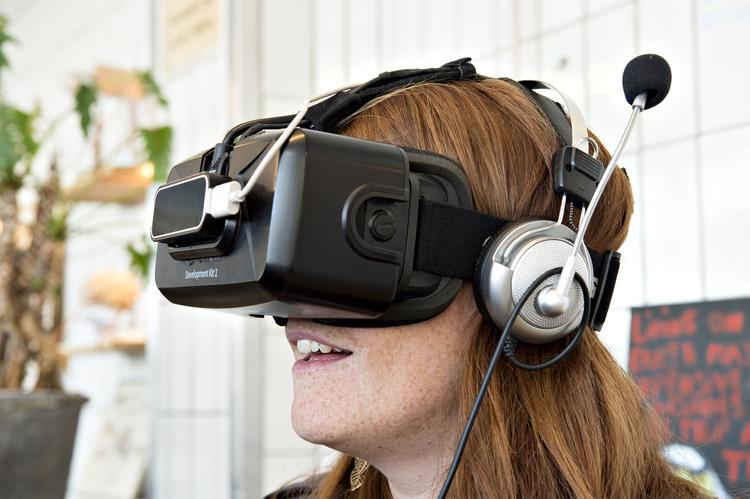 VR. Ja smart ser man jo ikke ud. 