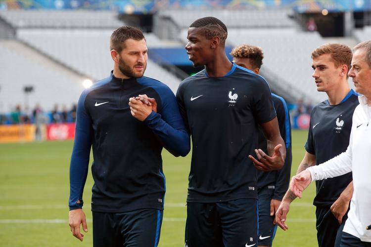 Sikkerhed. Hvis det står til landstræner Didier Deschamps, skal Paul Pogba (th.) tøjle sine offensive lyster. 