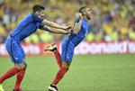 Matchvinder. Med et sent og yderst flot mål sikrede Dimitri Payet (til højre) sikrede Frankrig en vigtig 2-1-sejr over Rumænien i EM's åbningskamp. Foto: Martin Meissner/AP 