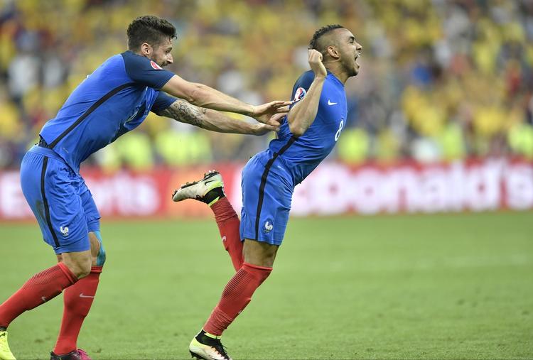 Matchvinder. Med et sent og yderst flot mål sikrede Dimitri Payet (til højre) sikrede Frankrig en vigtig 2-1-sejr over Rumænien i EM's åbningskamp. Foto: Martin Meissner/AP 