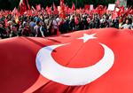 Protest. Tyrkere ved Brandenburger Tor protesterer mod den tyske resolution. 
