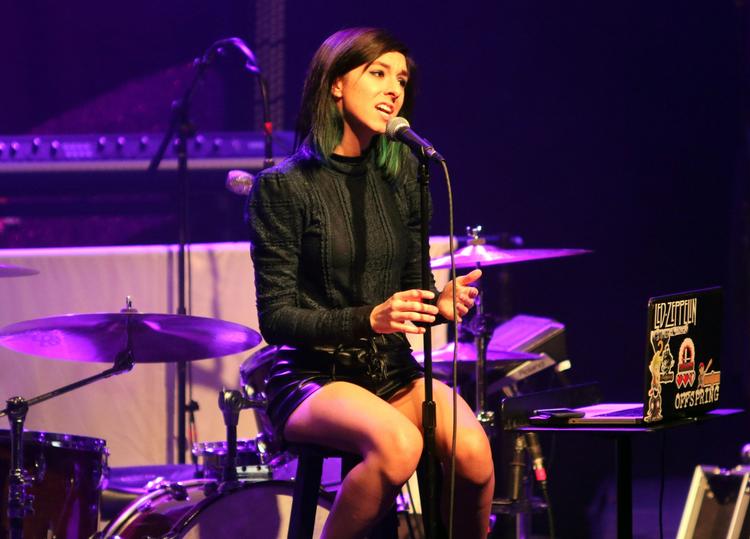 Drab. Christina Grimmie, der blev landskendt, da hun optrådte i den amerikanske sangkonkurrence The Voice, er blevet dræbt under en koncert. 