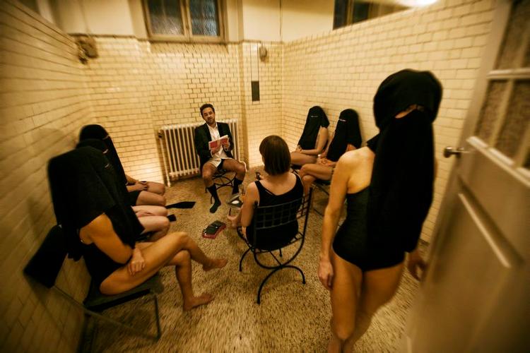 Lystlæsning. Når Hassan Preisler læser højt af frække sager på badeanstalten, er der en af de kvindelige tilskuere, der styrer ham med hård hånd. 