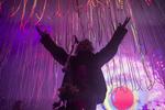 Koncert. Forsanger i The Flaming Lips, Wayne Coyne under koncerten på Heartland. 