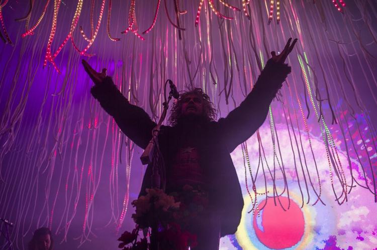 Koncert. Forsanger i The Flaming Lips, Wayne Coyne under koncerten på Heartland. 