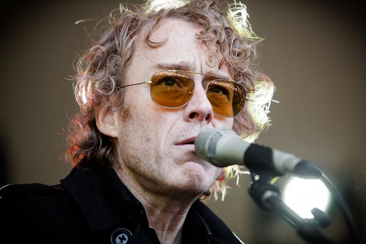 Low. Det var en trussel, da Alan Sparhawk med skærende tænder og hvide knoer om guitaren sang »It's a suicide/ Shut up and drive/ We're never gonna make the light but it's alright/ 'cause tonight you will be mine/ Tonight the monkey dies«. 