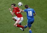 2-1. Gareth Bale (tv) blev den store helt for Wales med en scoring tidligt i kampen mod Slovakiet. 