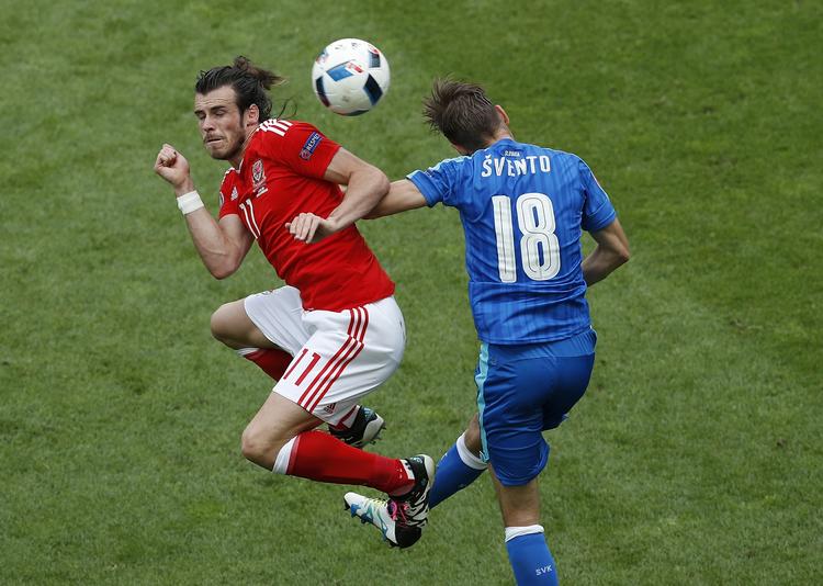 2-1. Gareth Bale (tv) blev den store helt for Wales med en scoring tidligt i kampen mod Slovakiet. 