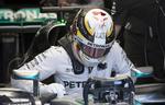 Hurtigst. Lews Hamilton på vej op fra det smalle racersæde. 