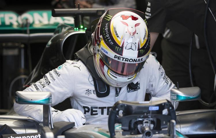 Hurtigst. Lews Hamilton på vej op fra det smalle racersæde. 