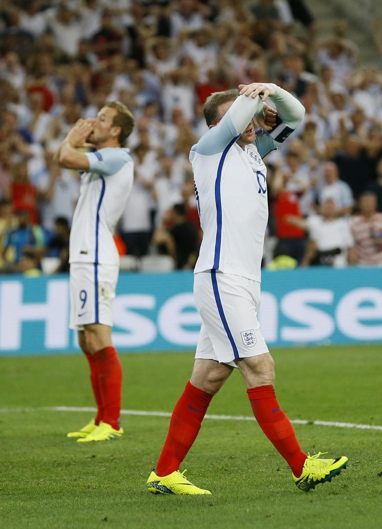 Dominans. Wayne Rooney og Harry Kane (bagerst) græmmer sig over endnu en misbrugt engelsk mulighed. 