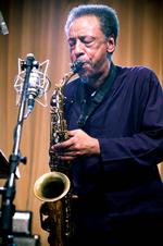 Bortgang. Både Henry Threadgill (billedet) og William Parker har på deres nye albums skrevet musik til minde om jazzkomponisten Lawrence D. Butch Morris, der døde i 2013. Parker har skrevet en enkelt sang, som også er højdepunktet på pladen, hvor Threadgills album er en suite i fire dele til Morris. Arkivfoto: Akamu Bookings 