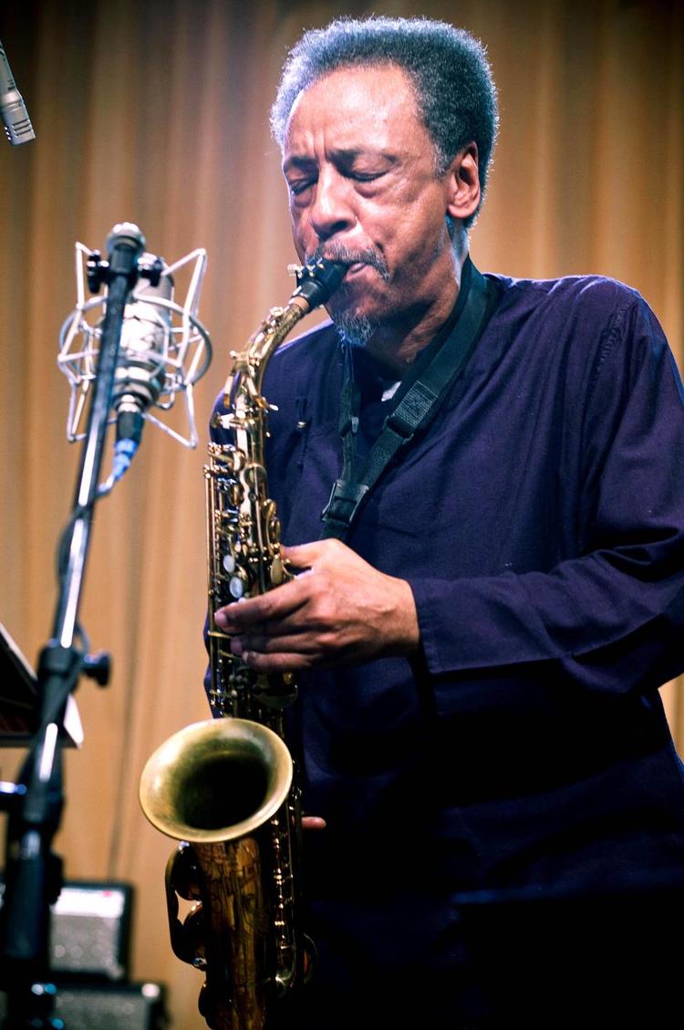 Bortgang. Både Henry Threadgill (billedet) og William Parker har på deres nye albums skrevet musik til minde om jazzkomponisten Lawrence D. Butch Morris, der døde i 2013. Parker har skrevet en enkelt sang, som også er højdepunktet på pladen, hvor Threadgills album er en suite i fire dele til Morris. Arkivfoto: Akamu Bookings 