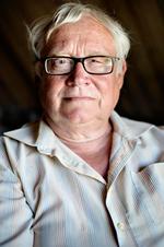 funktionsdygtig. Hans læge spåede ham, at han ville være blind som 50-årig, og selv om synet er stærkt nedsat på venstre øje, ned til 95 procent, er Karl Aage Rasmussen fuldt funktionsdygtig, som komponist, forfatter og håndværker hjemme i det østjyske. Foto: Mathilde Bech 