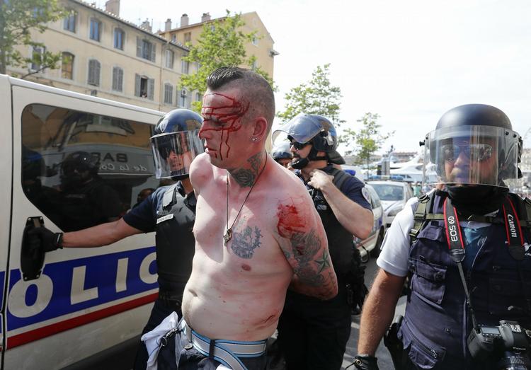 15 personer er anholdt og fire alvorligt kvæstede efter voldsomme sammenstød mellem engelske og russiske fodboldfans i Marseille de seneste døgn. 