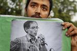 DRAB. En studerende holder et foto frem af en professor, der er blevet dræbt i Bangladesh. 