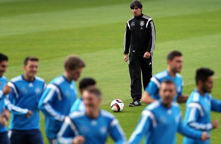 UDFORDRET. Den tyske  landstræner Joachim Löw skal løse en række defensive problemer, hvis tyskerne skal vinde deres andet store mesterskab i træk. 